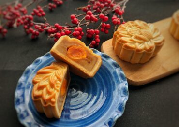 Tự làm bánh trung thu nhân đậu xanh trứng muối