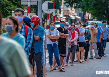 Người dân Hà Nội xếp hàng từ 4h sáng mua bánh trung thu An Lạc VL