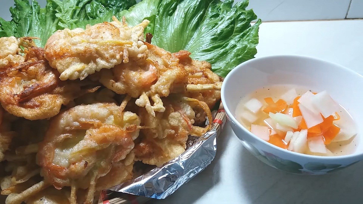 Cách làm bánh tôm Hồ Tây giòn rụm, thơm ngon
