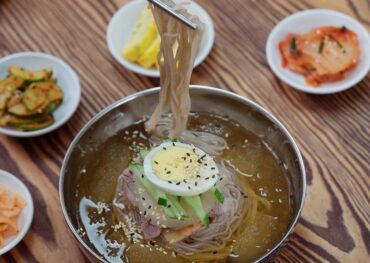 Cách làm mì lạnh Triều Tiên (Naengmyeon) đơn giản