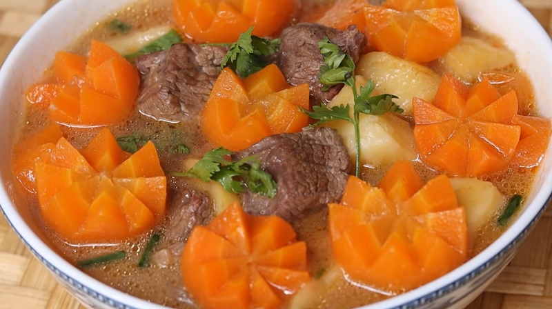 Cách nấu bò hầm khoai tây ngon ngất ngây