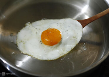 Mẹo làm trứng ốp la không cần chảo chống dính