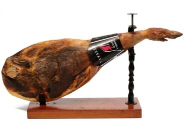 Serrano: Đùi heo muối ngon nhờ một năm mốc meo trên núi