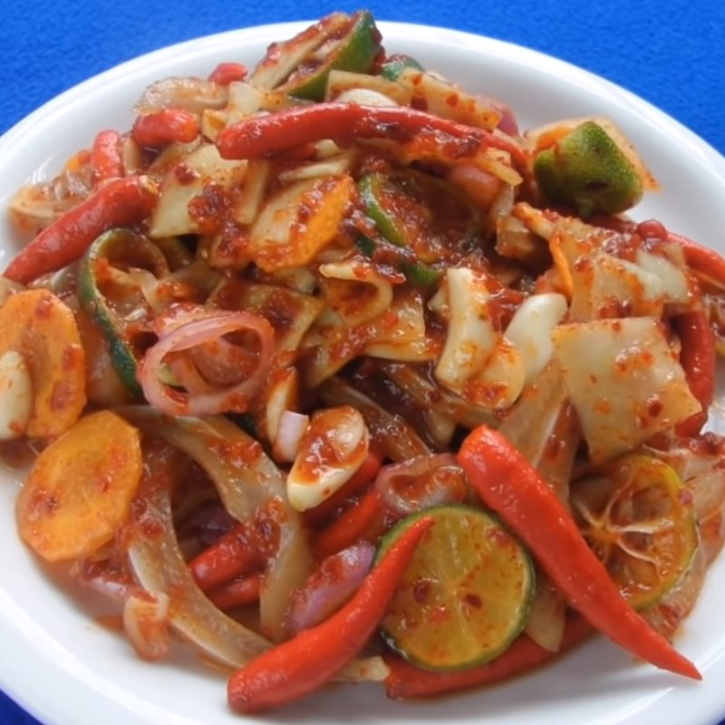 Tai heo sốt thái thấm đẫm gia vị thơm ngon