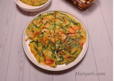 Cách làm bánh xèo lá hẹ hải sản Hàn Quốc của Hanyori