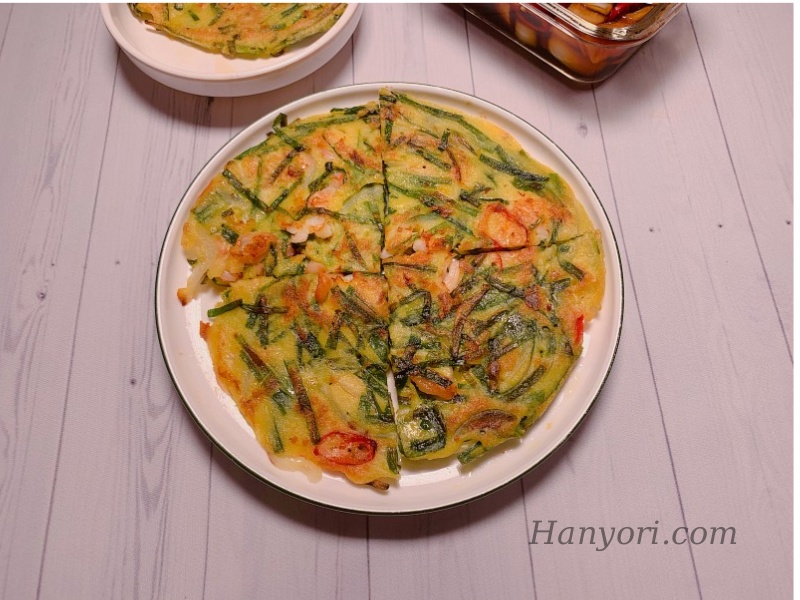 Cách làm bánh xèo lá hẹ hải sản Hàn Quốc của Hanyori