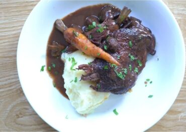 Gà hầm rượu vang, món sang dễ làm tại nhà