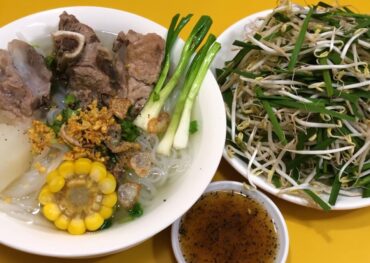 Cách nấu hủ tiếu xương heo dễ làm