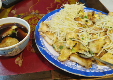 Xe Bột Chiên Ông Bà Lão bán 40 Năm Cư Xá Trần Văn Kỷ Giá chỉ 25K 2 Trứng thu hút Nhà 3 Thế Hệ