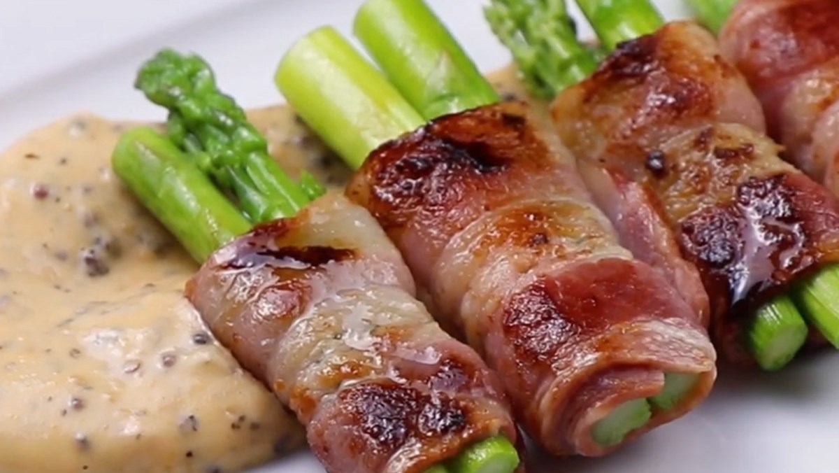 Cách làm thịt xông khói cuộn măng tây